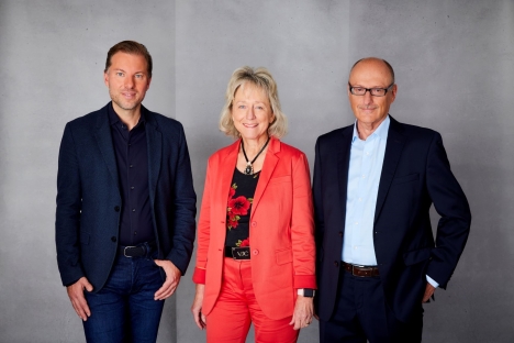 Martin Schumacher (li.), Brbel Schnell und Klaus Smentek kndigen die Grndung der Agentur kicker business solutions an - Foto: Olympia Verlag